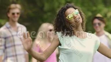 戴着黄色太阳镜的混血女孩在选秀节目中跳舞，年轻人